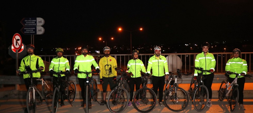 HATAY’DAN ANKARA’YA PEDAL ÇEVİRİYORLAR: 10 KASIM’A ANLAMLI YOLCULUK