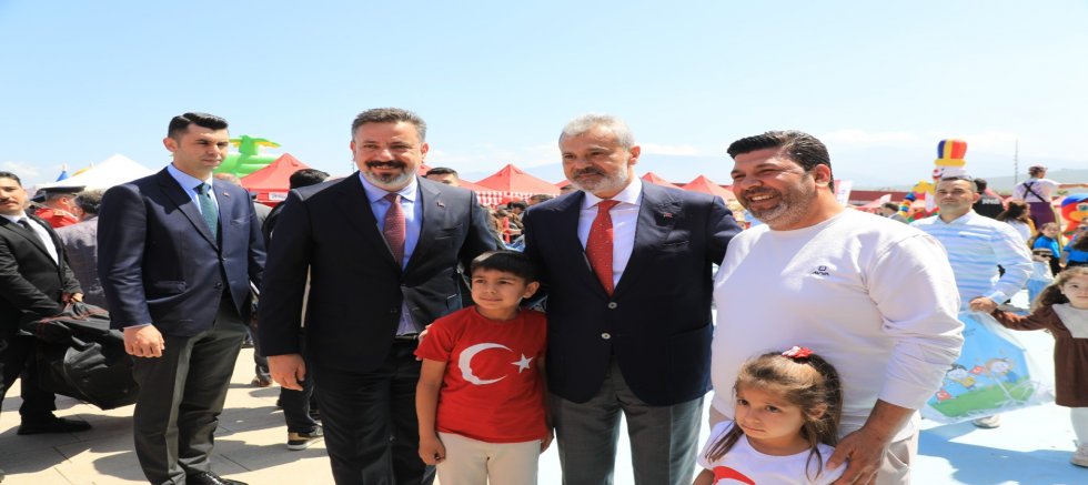 BAŞKAN ÖNTÜRK, 23 NİSAN’I ÇOCUKLARLA KUTLADI