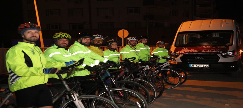 HATAY’DAN ANKARA’YA PEDAL ÇEVİRİYORLAR: 10 KASIM’A ANLAMLI YOLCULUK