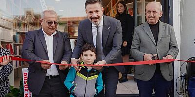 Arsuz Belediye Başkanı Sami Üstün Çelik Kitap Evi’nin açılışını gerçekleştirdi