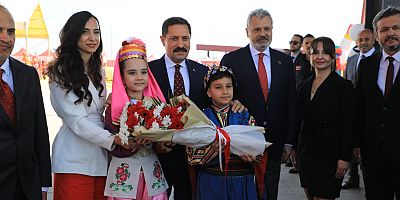 BAŞKAN ÖNTÜRK, 23 NİSAN’I ÇOCUKLARLA KUTLADI