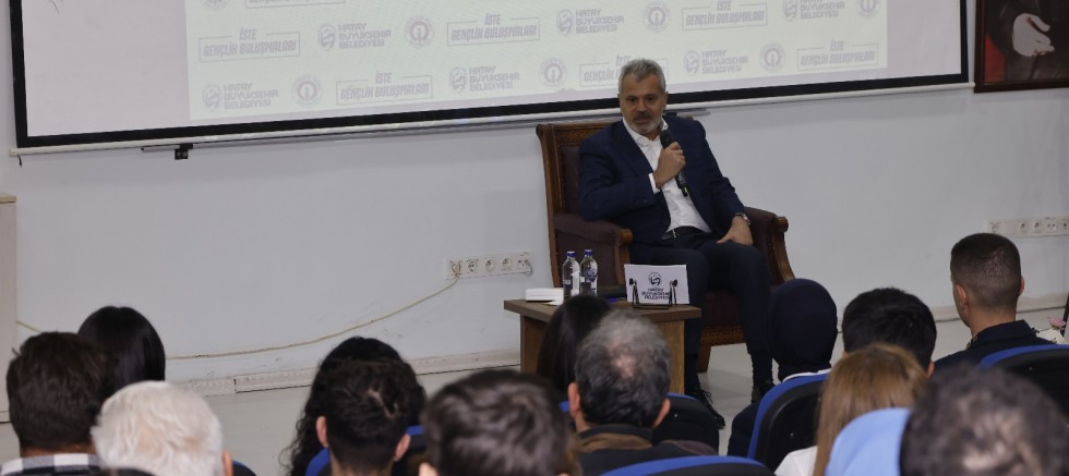 ÜNİVERSİTELİ GENÇLER SORDU BAŞKAN ÖNTÜRK CEVAPLADI